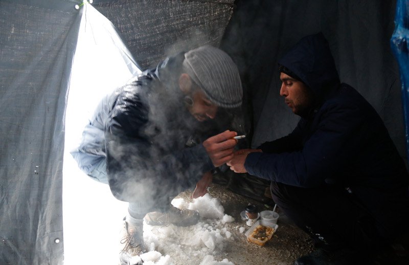 Μέσα στον καταυλισμό της Μόριας: Ξεχασμένοι από το κράτος οι πρόσφυγες «παλεύουν» με χιόνια και λάσπες [εικόνες]  | iefimerida.gr 16