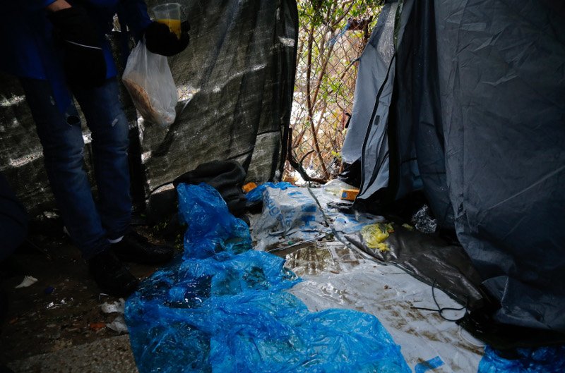 Μέσα στον καταυλισμό της Μόριας: Ξεχασμένοι από το κράτος οι πρόσφυγες «παλεύουν» με χιόνια και λάσπες [εικόνες]  | iefimerida.gr 17