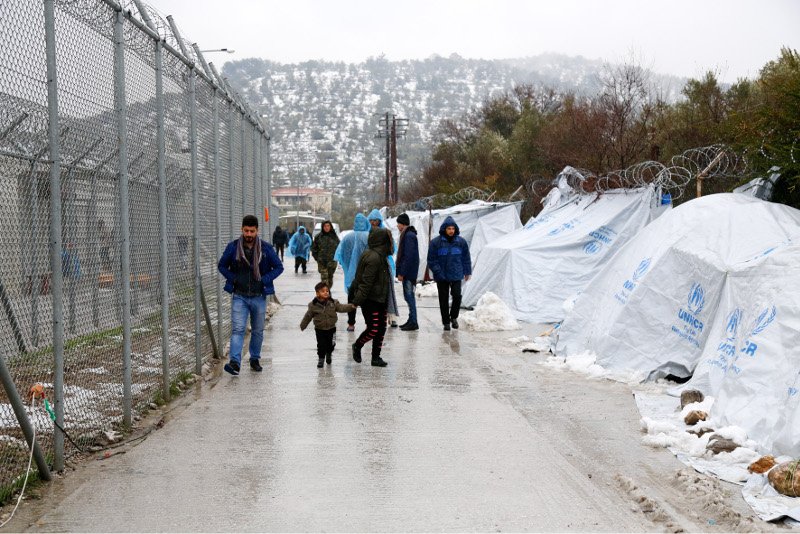 Μέσα στον καταυλισμό της Μόριας: Ξεχασμένοι από το κράτος οι πρόσφυγες «παλεύουν» με χιόνια και λάσπες [εικόνες]  | iefimerida.gr 19