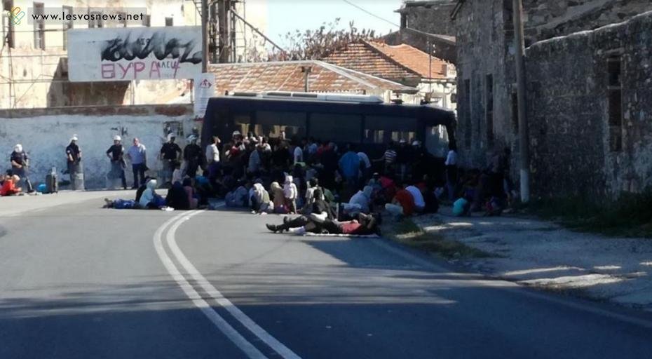 Καθιστική διαμαρτυρία μεταναστών στη Μυτιλήνη -Μπροστά σε κλούβα των ΜΑΤ | iefimerida.gr 0