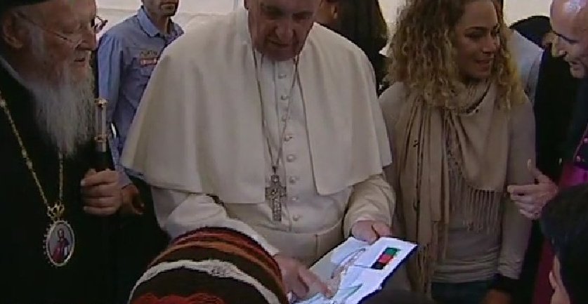 Οι ζωγραφιές που έδωσαν τα προσφυγόπουλα στον Πάπα: Το επικίνδυνο ταξίδι και ο εγκλωβισμός στην Ελλάδα [εικόνες] | iefimerida.gr 1