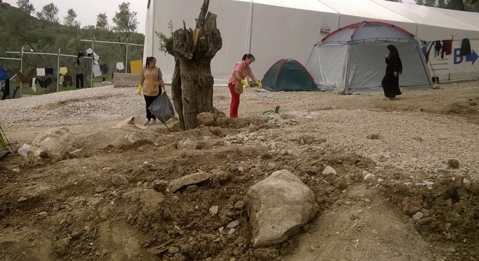 Ξεχορταριάζουν, ασπρίζουν, στήνουν σκηνές -Πυρετώδεις εργασίες στο hotspot Λέσβου λόγω Πάπα [εικόνες & βίντεο] | iefimerida.gr 0