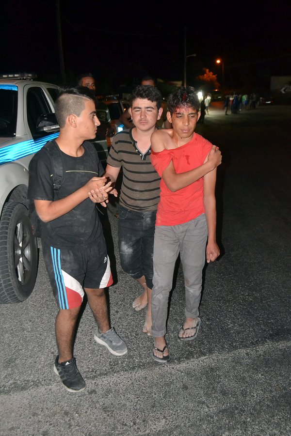 Ολονύχτια «μάχη» μεταξύ προσφύγων στο hotspot της Μόριας -Τραυματίστηκαν 5 παιδιά [εικόνες] | iefimerida.gr 1