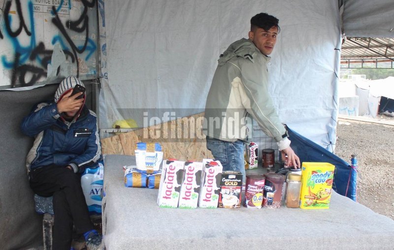 Δείτε τα αυτοσχέδια «ψιλικατζίδικα» που έφτιαξαν μετανάστες μέσα στο Κέντρο υποδοχής στη Μόρια [εικόνες] | iefimerida.gr 0