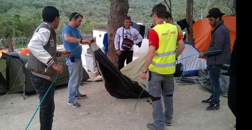 Ξεχορταριάζουν, ασπρίζουν, στήνουν σκηνές -Πυρετώδεις εργασίες στο hotspot Λέσβου λόγω Πάπα [εικόνες & βίντεο] | iefimerida.gr 1