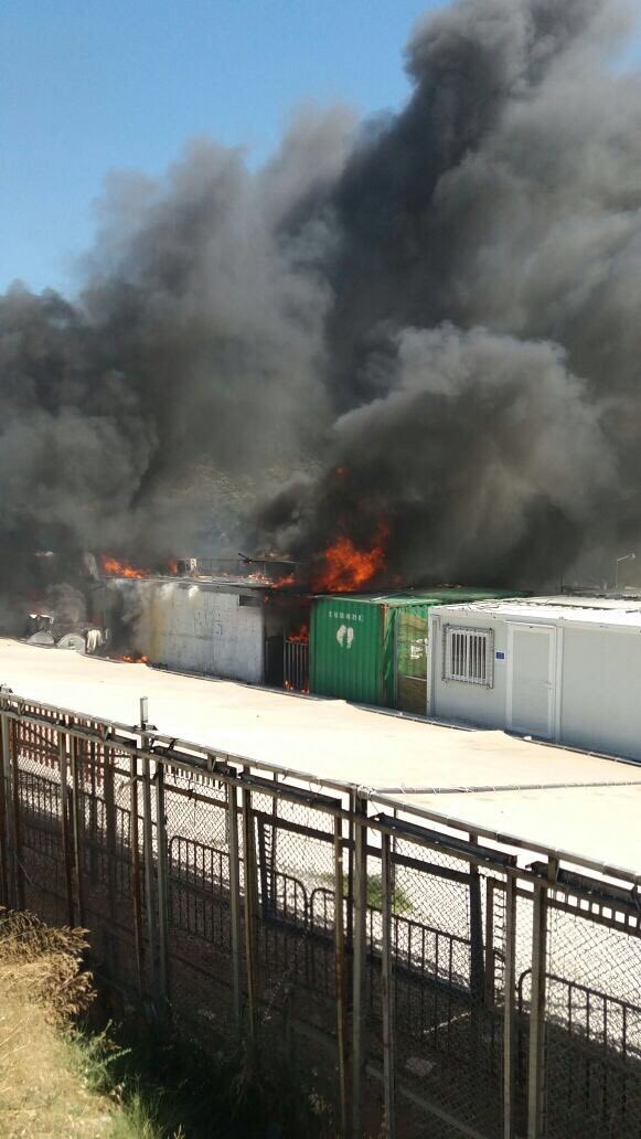 Εξέγερση στο κέντρο μεταναστών στη Μόρια -Φωτιές, πετροπόλεμος και χημικά [εικόνες] | iefimerida.gr 5