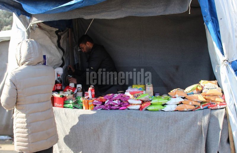 Δείτε τα αυτοσχέδια «ψιλικατζίδικα» που έφτιαξαν μετανάστες μέσα στο Κέντρο υποδοχής στη Μόρια [εικόνες] | iefimerida.gr 1