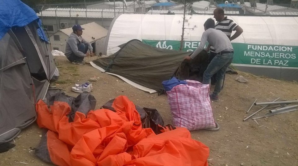 Ξεχορταριάζουν, ασπρίζουν, στήνουν σκηνές -Πυρετώδεις εργασίες στο hotspot Λέσβου λόγω Πάπα [εικόνες & βίντεο] | iefimerida.gr 2