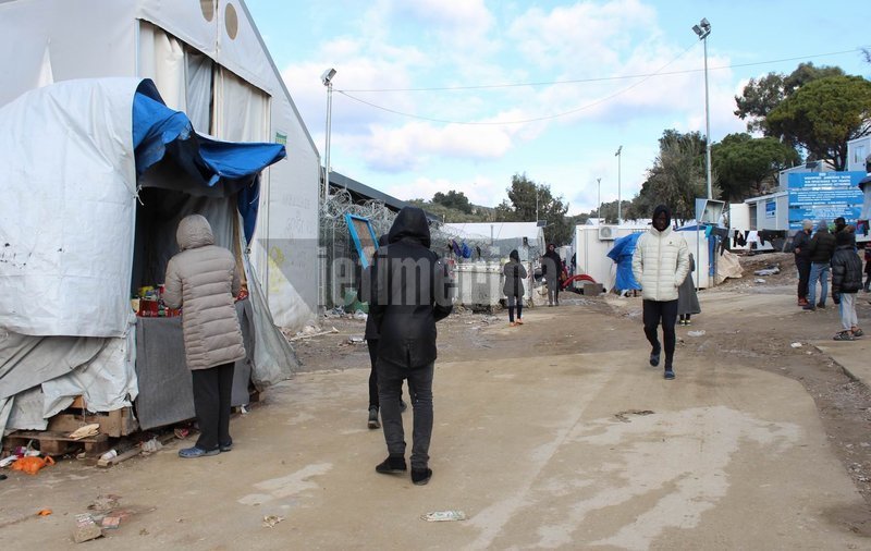 Δείτε τα αυτοσχέδια «ψιλικατζίδικα» που έφτιαξαν μετανάστες μέσα στο Κέντρο υποδοχής στη Μόρια [εικόνες] | iefimerida.gr 2