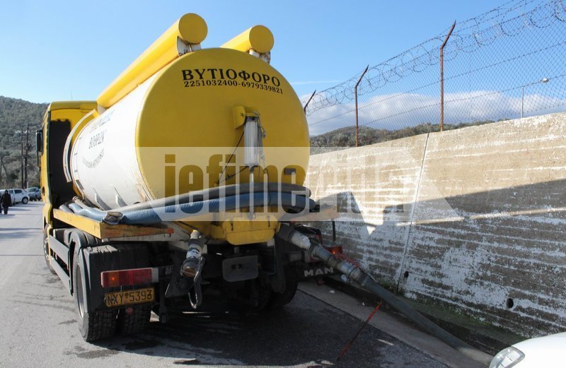 Από τον καταυλισμό ξεχειλίζουν λύματα και ακαθαρσίες