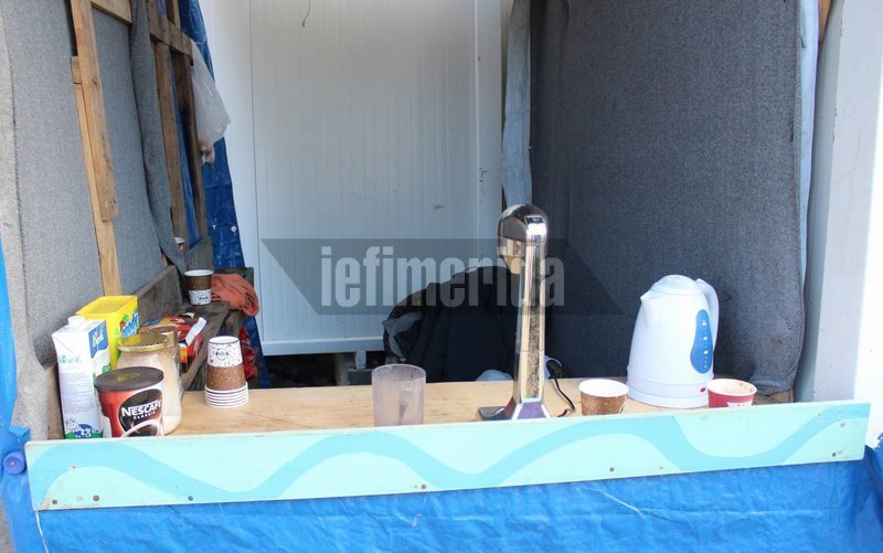 Δείτε τα αυτοσχέδια «ψιλικατζίδικα» που έφτιαξαν μετανάστες μέσα στο Κέντρο υποδοχής στη Μόρια [εικόνες] | iefimerida.gr 3