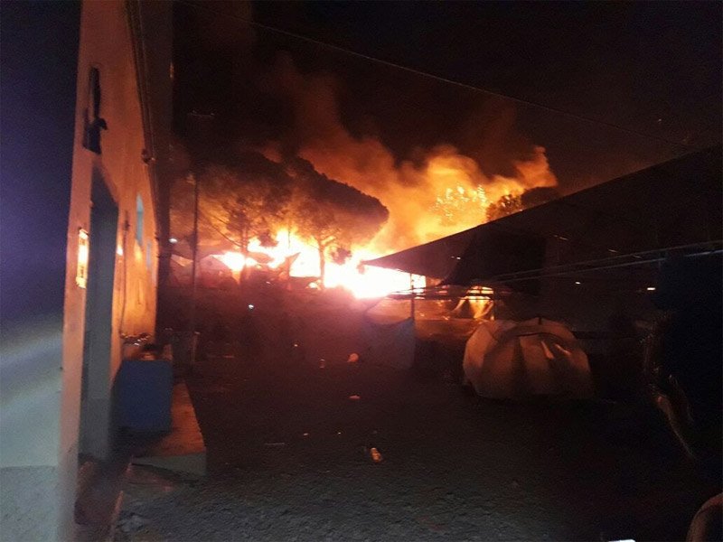 Ανεξέλεγκτη  κατάσταση στη Λέσβο: Χιλιάδες μετανάστες στους δρόμους -Φωτιά στο hotspot της Μόριας [βίντεο] | iefimerida.gr 2