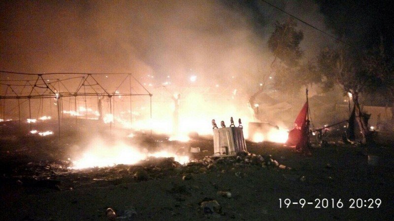 Ανεξέλεγκτη  κατάσταση στη Λέσβο: Χιλιάδες μετανάστες στους δρόμους -Φωτιά στο hotspot της Μόριας [βίντεο] | iefimerida.gr 0