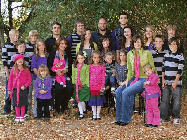 Eίναι παντρεμένος με δίδυμες αδελφές και με την ξαδέλφη τους [εικόνες] | iefimerida.gr 0