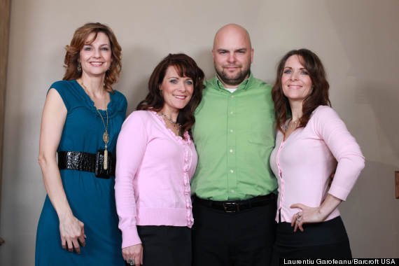 Eίναι παντρεμένος με δίδυμες αδελφές και με την ξαδέλφη τους [εικόνες] | iefimerida.gr 1