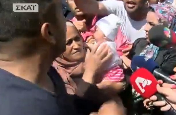 Σοκ στον Πειραιά: Μετανάστης απείλησε να πετάξει μωρό σε λιμενικό! [βίντεο] | iefimerida.gr 7