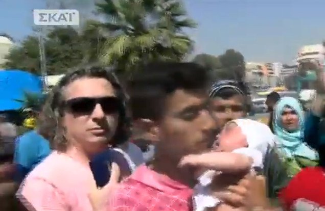 Σοκ στον Πειραιά: Μετανάστης απείλησε να πετάξει μωρό σε λιμενικό! [βίντεο] | iefimerida.gr 8
