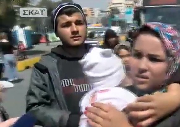 Σοκ στον Πειραιά: Μετανάστης απείλησε να πετάξει μωρό σε λιμενικό! [βίντεο] | iefimerida.gr 9