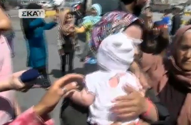 Σοκ στον Πειραιά: Μετανάστης απείλησε να πετάξει μωρό σε λιμενικό! [βίντεο] | iefimerida.gr 10