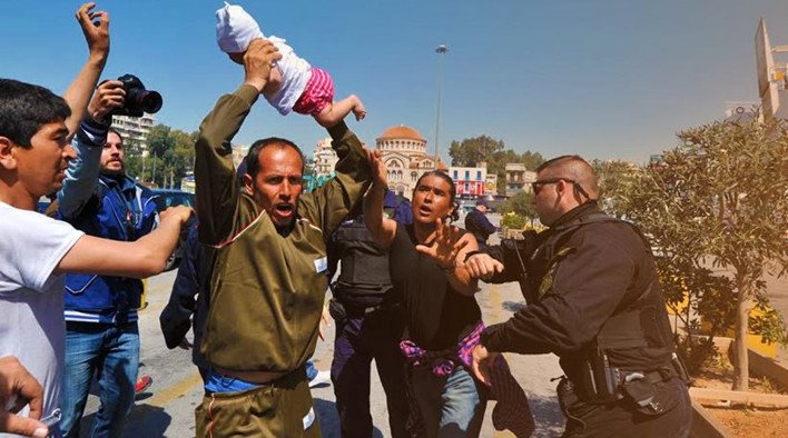 Σοκ στον Πειραιά: Μετανάστης απείλησε να πετάξει μωρό σε λιμενικό! [βίντεο] | iefimerida.gr 0