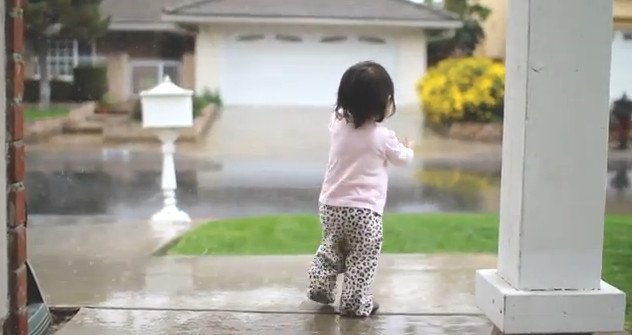 Ενα κοριτσάκι 15 μηνών έχει τρελάνει το Διαδίκτυο -Βλέπει για πρώτη φορά βροχή και... αντιδράει [εικόνες&βίντεο] | iefimerida.gr 0