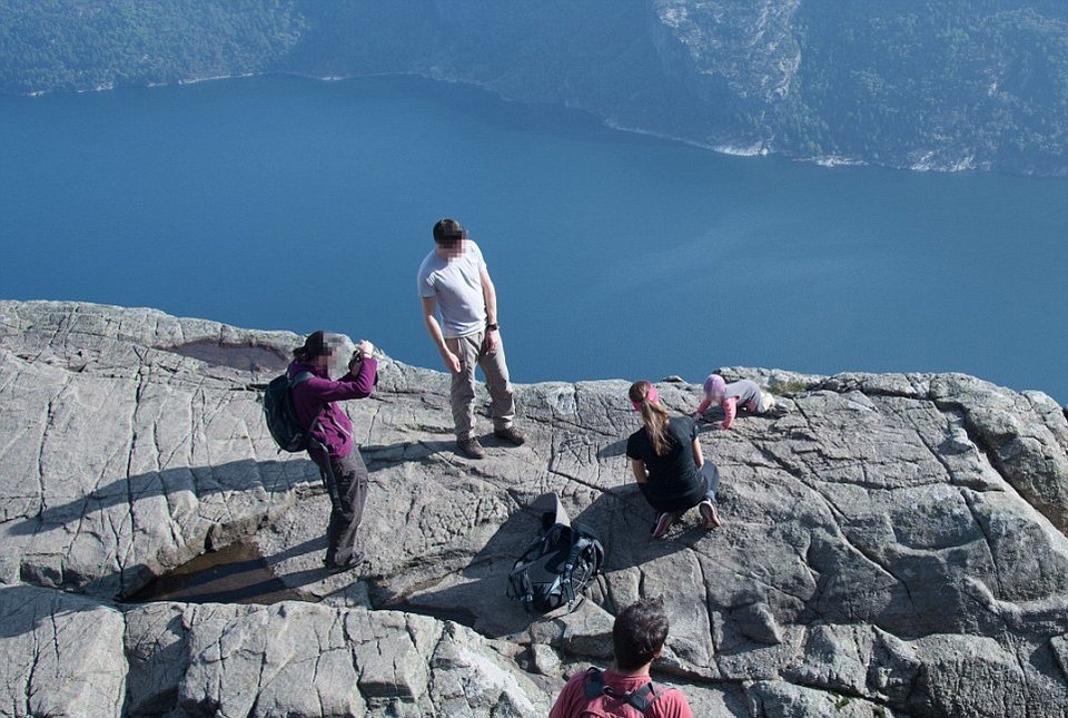 Αφησαν το μωρό στην άκρη του γκρεμού, για μια φωτογραφία -Σοκαριστική εικόνα, κάνει τον γύρο του διαδικτύου [εικόνες] | iefimerida.gr 0