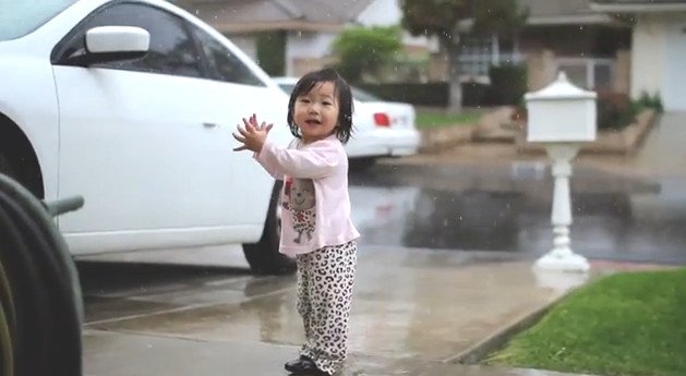 Ενα κοριτσάκι 15 μηνών έχει τρελάνει το Διαδίκτυο -Βλέπει για πρώτη φορά βροχή και... αντιδράει [εικόνες&βίντεο] | iefimerida.gr 1