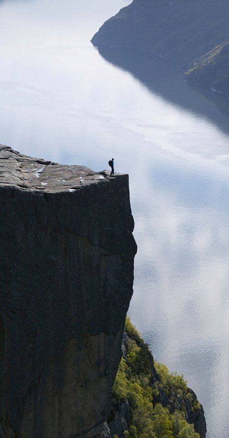 Αφησαν το μωρό στην άκρη του γκρεμού, για μια φωτογραφία -Σοκαριστική εικόνα, κάνει τον γύρο του διαδικτύου [εικόνες] | iefimerida.gr 3