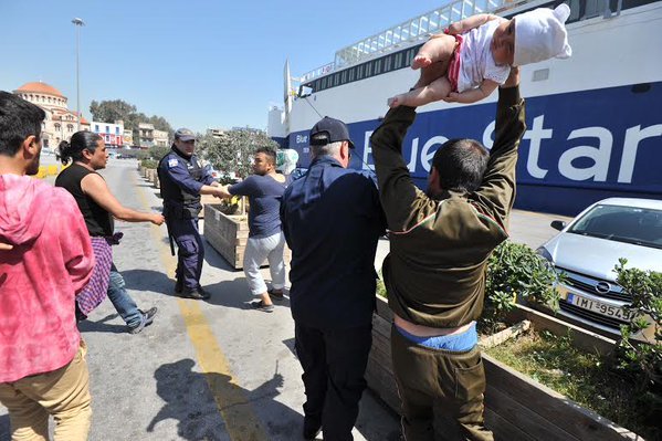 Σοκ στον Πειραιά: Μετανάστης απείλησε να πετάξει μωρό σε λιμενικό! [βίντεο] | iefimerida.gr 1