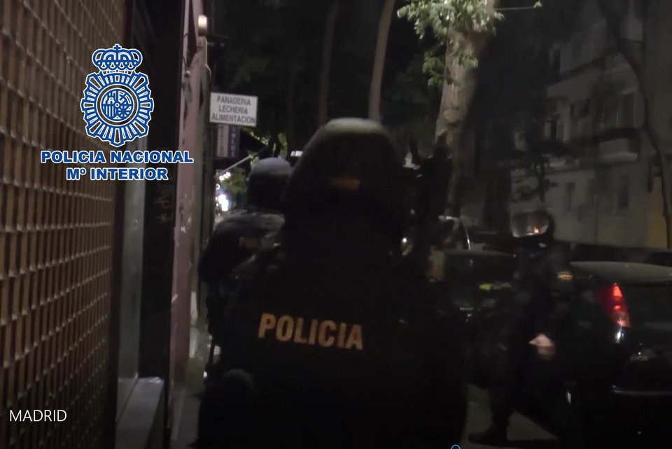 Ισπανία: 3 συλλήψεις για σύνδεση με το ISIS -Είχαν και εγχειρίδιο για καμικάζι βομβιστές [εικόνες]  | iefimerida.gr 1