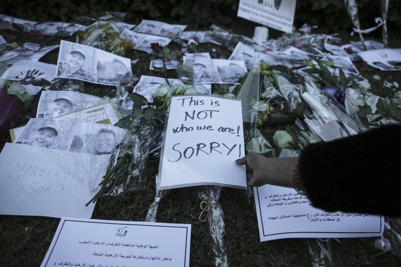 Εκατοντάδες άνθρωποι απέτισαν σήμερα φόρο τιμής, σε πολλές πόλεις, στις δύο νεαρές τουρίστριες από τη Σκανδιναβία που δολοφονήθηκαν στο Μαρόκο