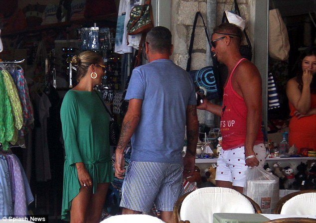 Στην Ελλάδα η Κέιτ Μος -Οι προκλητικές εμφανίσεις της στα σοκάκια της Υδρας [εικόνες] | iefimerida.gr 6