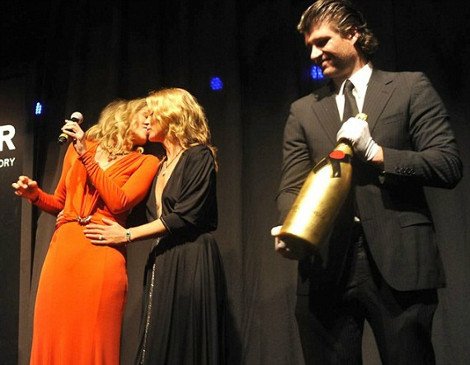 Το καυτό φιλί στο στόμα δύο πασίγνωστων γυναικών  [εικόνες] | iefimerida.gr 1