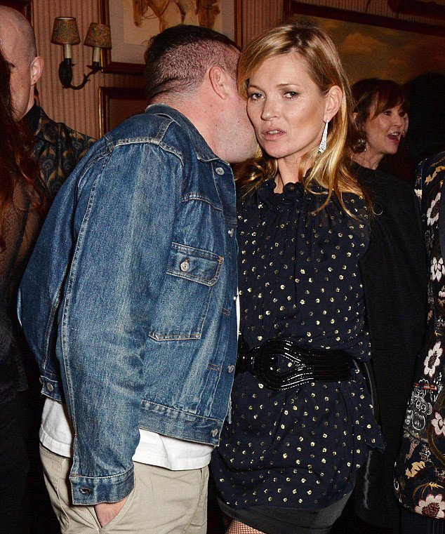 Τι συμβαίνει με την Κέιτ Μος: Περίεργη εμφάνιση με μίνι και τρύπιο καλσόν [εικόνες] | iefimerida.gr 0