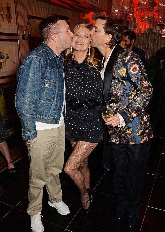 Τι συμβαίνει με την Κέιτ Μος: Περίεργη εμφάνιση με μίνι και τρύπιο καλσόν [εικόνες] | iefimerida.gr 1