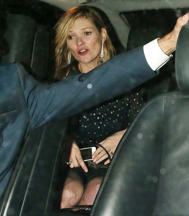 Τι συμβαίνει με την Κέιτ Μος: Περίεργη εμφάνιση με μίνι και τρύπιο καλσόν [εικόνες] | iefimerida.gr 3