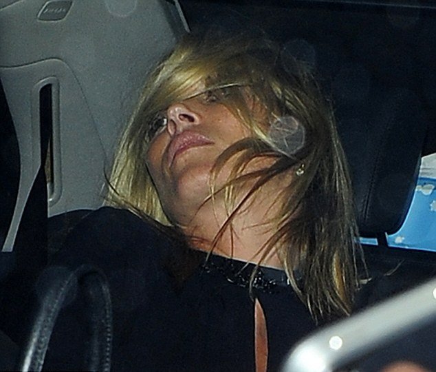 H Κέiτ Μος εξουθενωμένη και μεθυσμένη πέφτει στο πίσω κάθισμα ενός ταξί [εικόνες] | iefimerida.gr 0