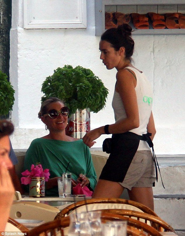 Στην Ελλάδα η Κέιτ Μος -Οι προκλητικές εμφανίσεις της στα σοκάκια της Υδρας [εικόνες] | iefimerida.gr 0