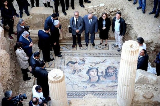 Σάλος στην Τουρκία με δήμαρχο που πάτησε με τα τακούνια της σε αρχαίο μωσαϊκό | iefimerida.gr 0