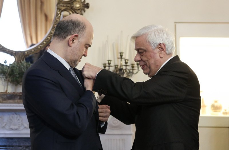 Ο Παυλόπουλος απένειμε στον Μοσκοβισί το παράσημο του Μεγαλόσταυρου του Τάγματος του Φοίνικα [εικόνες] | iefimerida.gr 1