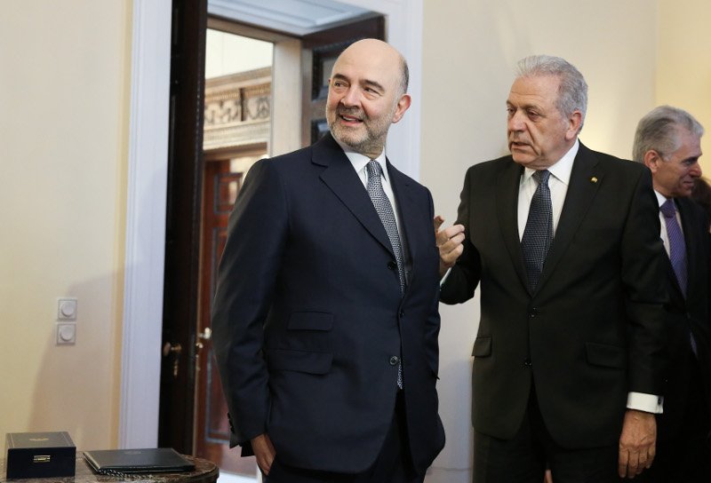 Ο Παυλόπουλος απένειμε στον Μοσκοβισί το παράσημο του Μεγαλόσταυρου του Τάγματος του Φοίνικα [εικόνες] | iefimerida.gr 3