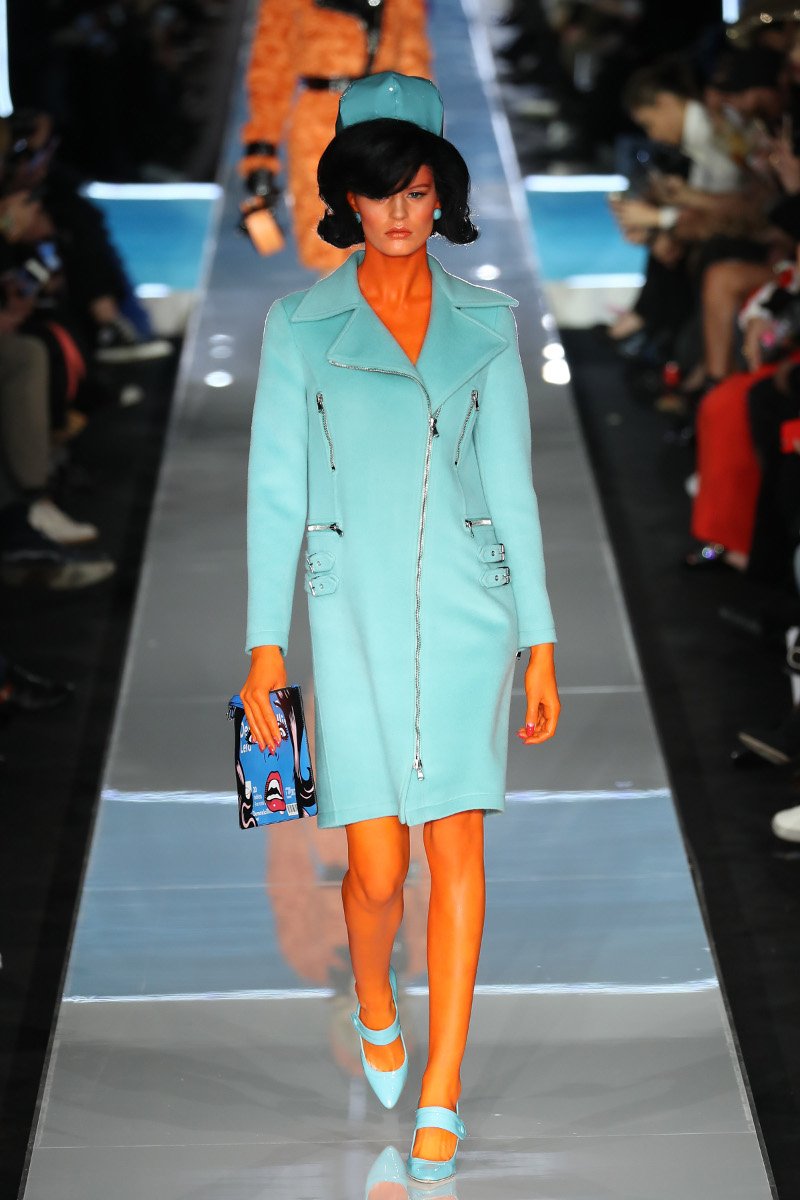 Παρέλαση από κλώνους της Τζάκι Κένεντι στην πασαρέλα του οίκου Moschino [εικόνες]  | iefimerida.gr 4