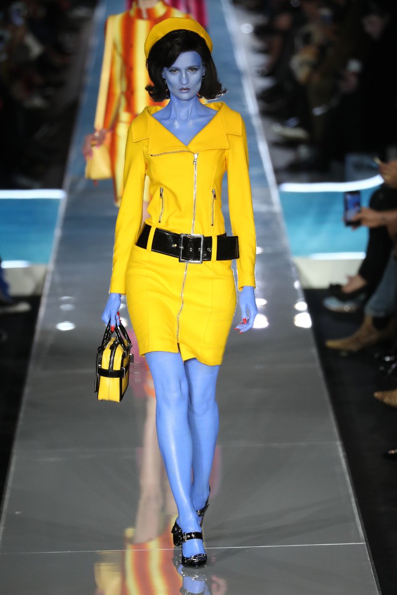 Παρέλαση από κλώνους της Τζάκι Κένεντι στην πασαρέλα του οίκου Moschino [εικόνες]  | iefimerida.gr 3