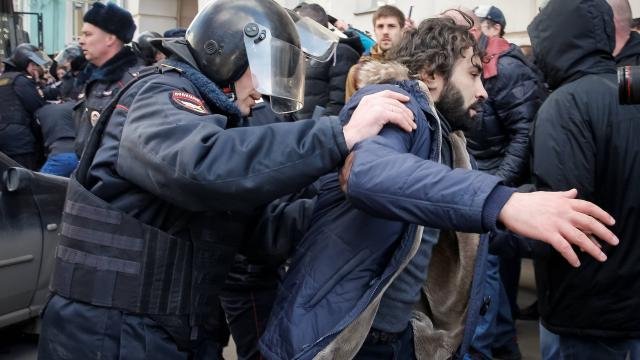 Ρωσία: Η γενιά Πούτιν κατέβηκε για πρώτη φορά στους δρόμους [εικόνες] | iefimerida.gr 2