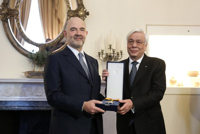 Ο Παυλόπουλος απένειμε στον Μοσκοβισί το παράσημο του Μεγαλόσταυρου του Τάγματος του Φοίνικα [εικόνες] | iefimerida.gr 0