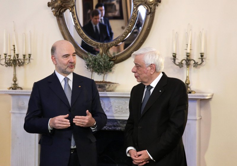 Ο Παυλόπουλος απένειμε στον Μοσκοβισί το παράσημο του Μεγαλόσταυρου του Τάγματος του Φοίνικα [εικόνες] | iefimerida.gr 2