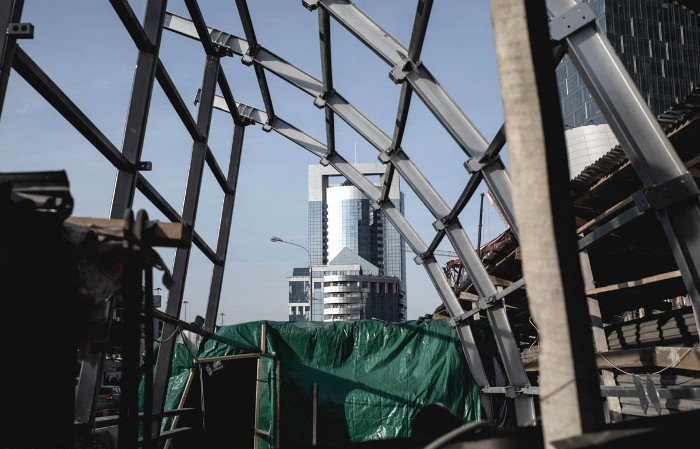 Η παρακμή του κέντρου εμπορίου της Μόσχας: Αδειοι ουρανοξύστες, χαλάσματα και λάσπες στη θέση της χλιδής [εικόνες] | iefimerida.gr 12