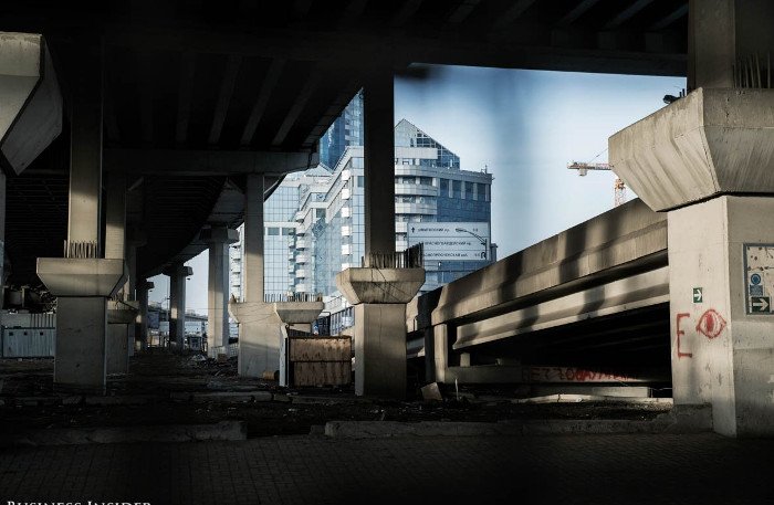 Η παρακμή του κέντρου εμπορίου της Μόσχας: Αδειοι ουρανοξύστες, χαλάσματα και λάσπες στη θέση της χλιδής [εικόνες] | iefimerida.gr 14