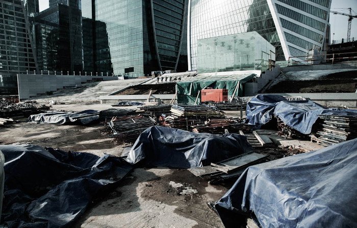 Η παρακμή του κέντρου εμπορίου της Μόσχας: Αδειοι ουρανοξύστες, χαλάσματα και λάσπες στη θέση της χλιδής [εικόνες] | iefimerida.gr 8