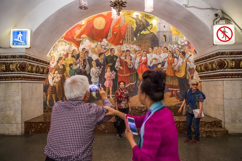 Το εντυπωσιακό μετρό της Μόσχας -Σαν ανάκτορο, με πολυελαίους και βιτρό [εικόνες] | iefimerida.gr 5